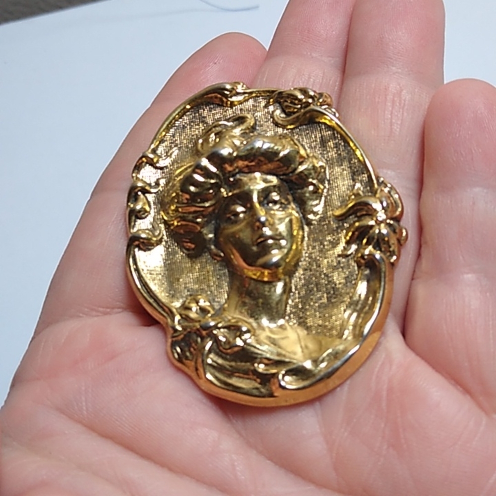 Cameo of Woman Gold Brooch
